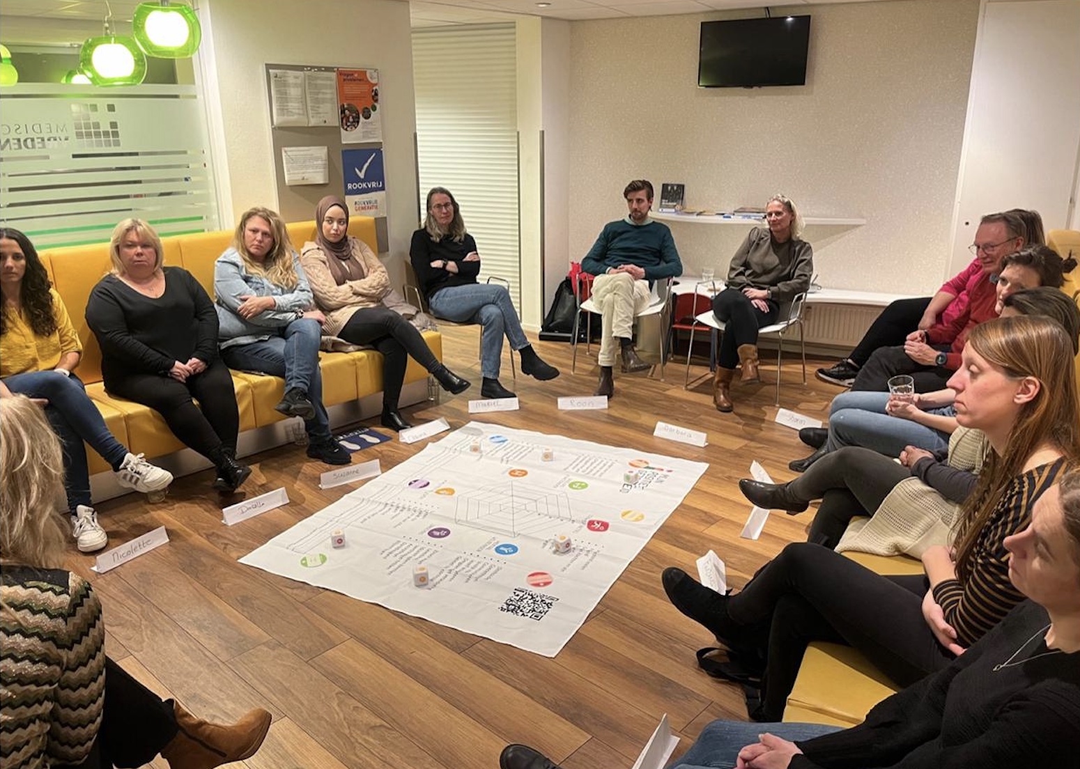 Het programma Meer Tijd Voor de Patiënt moet ervoor zorgen dat huisartsen het ‘goede gesprek’ met de patiënt kunnen voeren. In Den Haag voert regionale huisartsenorganisatie Hadoks dit programma uit. Onze adviseurs zijn nu een jaar bezig met geven van Positieve Gezondheid-trainingen, vanwege onze ruime ervaring met en kennis over dit gedachtegoed. Reden voor een update.